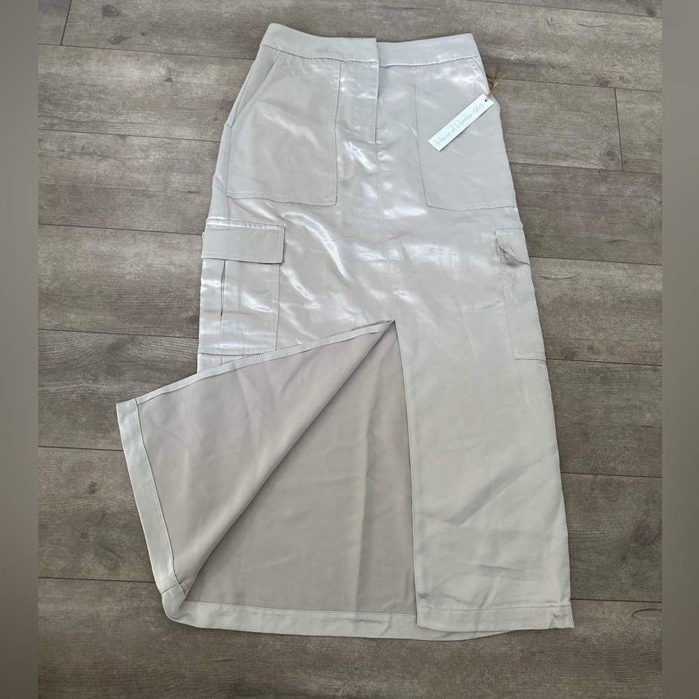 New House of Harlow 1960 Cargo Satin Skirt Women’s Xs
New with tags